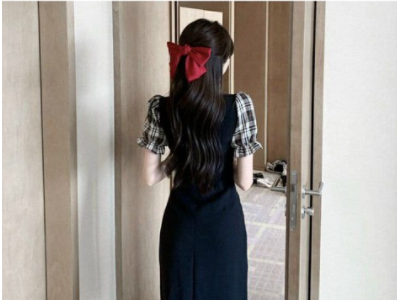 Đầm đen xẻ tà phối tay caro cách điệu dài qua gối, ĐẦM PHỐI TAY CARO XẺ TÀHình3
